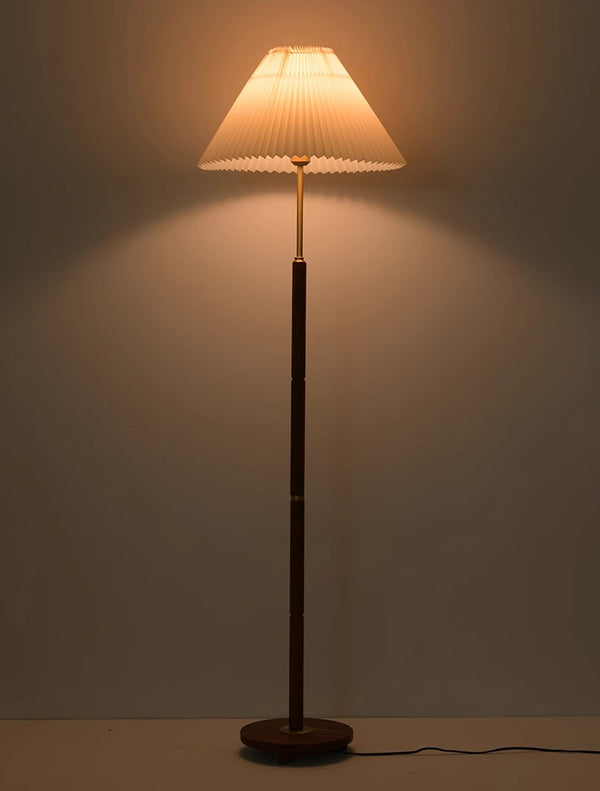 Stehlampe aus Walnussholz mit Plissee