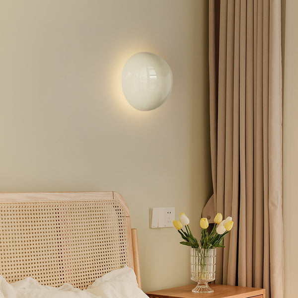 Cremefarbene Wandlampe fürs Schlafzimmer