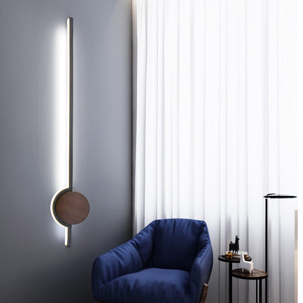 Minimalistische LED-Wandleuchte aus Massivholzstreifen