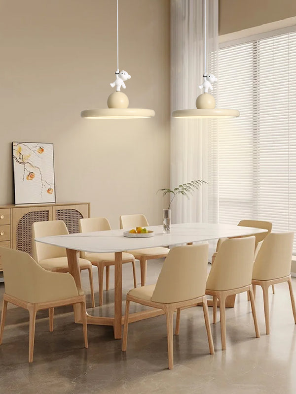 Kreativer Kronleuchter mit Cartoon-Bären