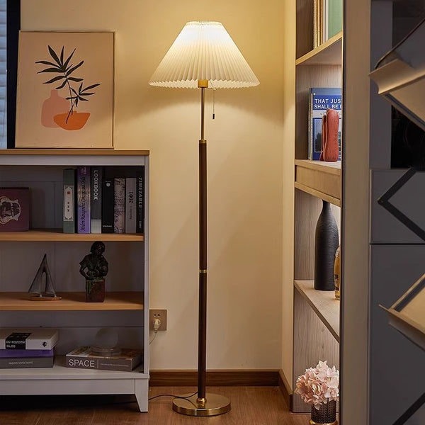 Stehlampe aus Walnussholz mit Plissee