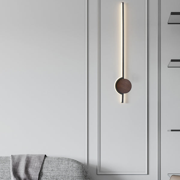 Minimalistische LED-Wandleuchte aus Massivholzstreifen