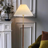Stehlampe aus Walnussholz mit Plissee