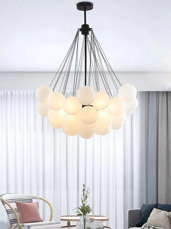 Cremefarbener Kronleuchter mit Blasenkugeln