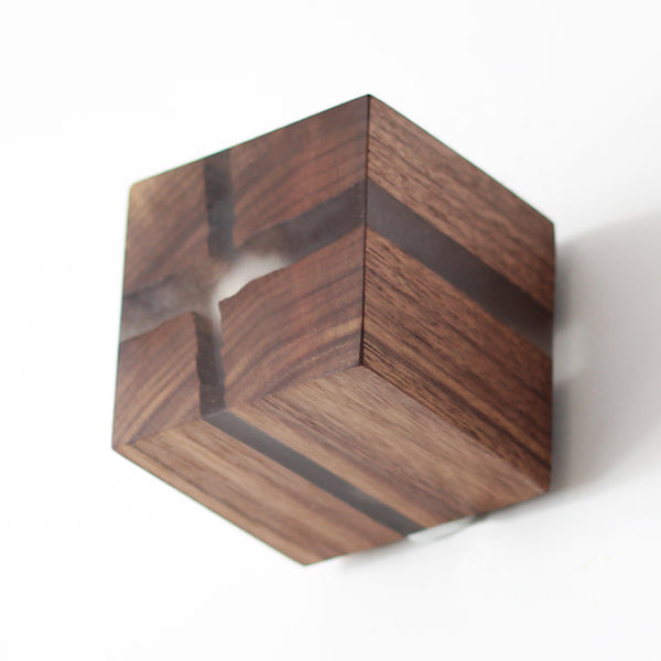 Wandleuchte aus rissigem Massivholz