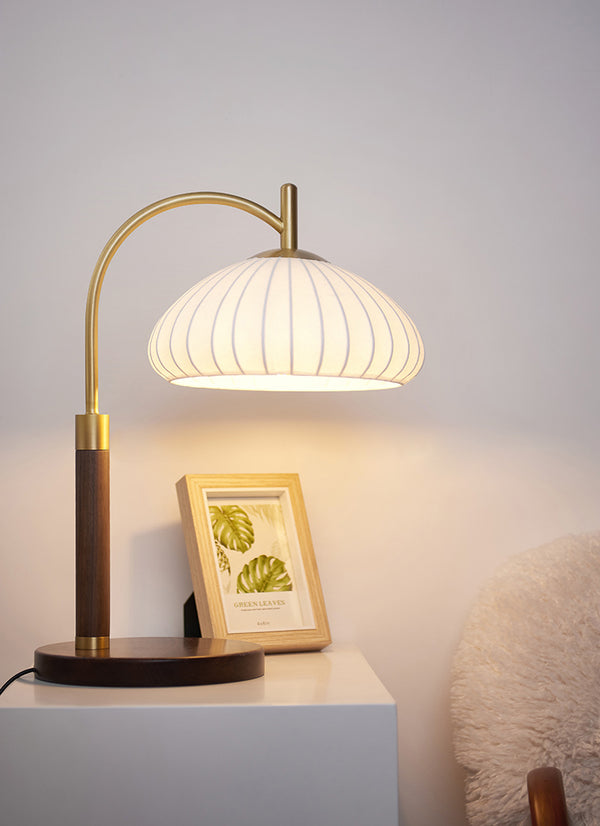 Französische Tischlampe aus Walnussholz fürs Schlafzimmer