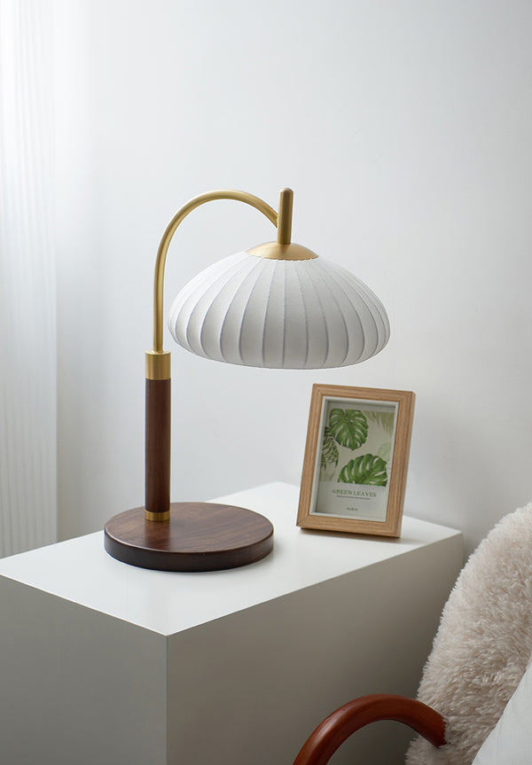 Französische Tischlampe aus Walnussholz fürs Schlafzimmer