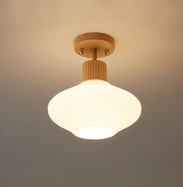 Deckenlampe aus Massivholz im cremefarbenen Stil