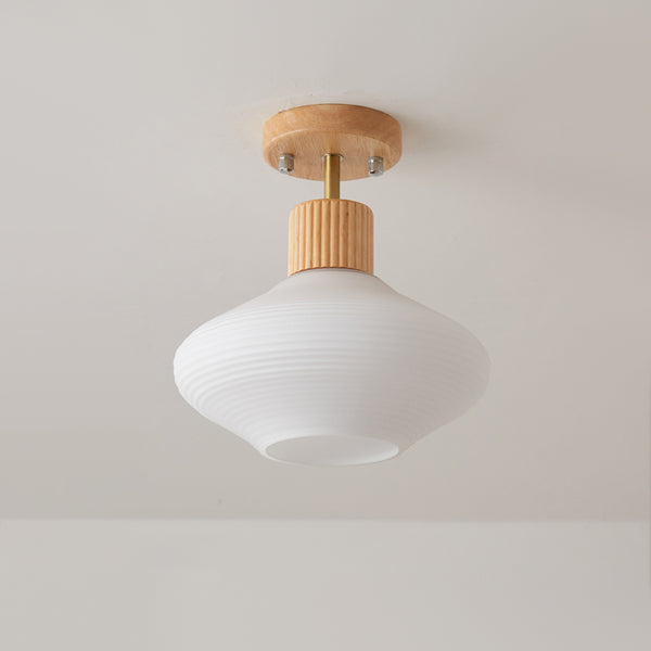 Deckenlampe aus Massivholz im cremefarbenen Stil