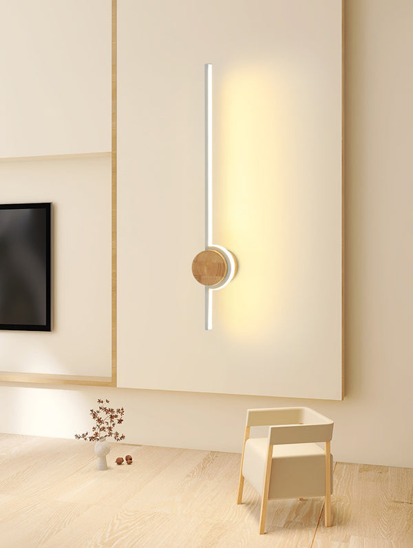Minimalistische LED-Wandleuchte aus Massivholzstreifen