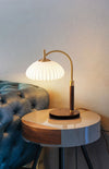Französische Tischlampe aus Walnussholz fürs Schlafzimmer