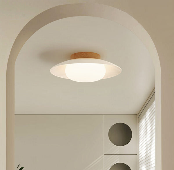 Deckenlampe aus cremefarbenem Strohhut
