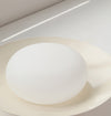 Deckenlampe aus cremefarbenem Strohhut