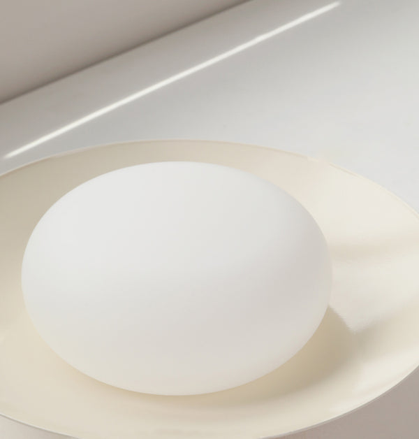 Deckenlampe aus cremefarbenem Strohhut