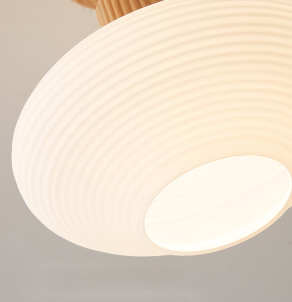 Deckenlampe aus Massivholz im cremefarbenen Stil