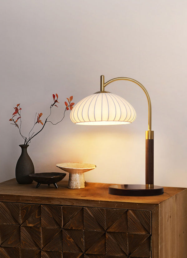 Französische Tischlampe aus Walnussholz fürs Schlafzimmer