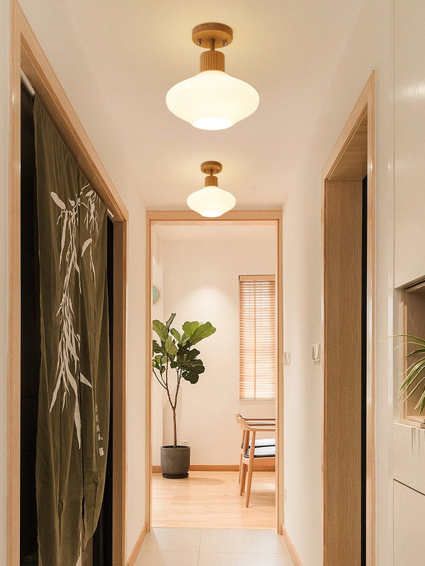 Deckenlampe aus Massivholz im cremefarbenen Stil