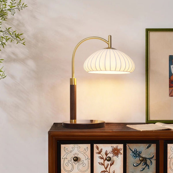 Französische Tischlampe aus Walnussholz fürs Schlafzimmer