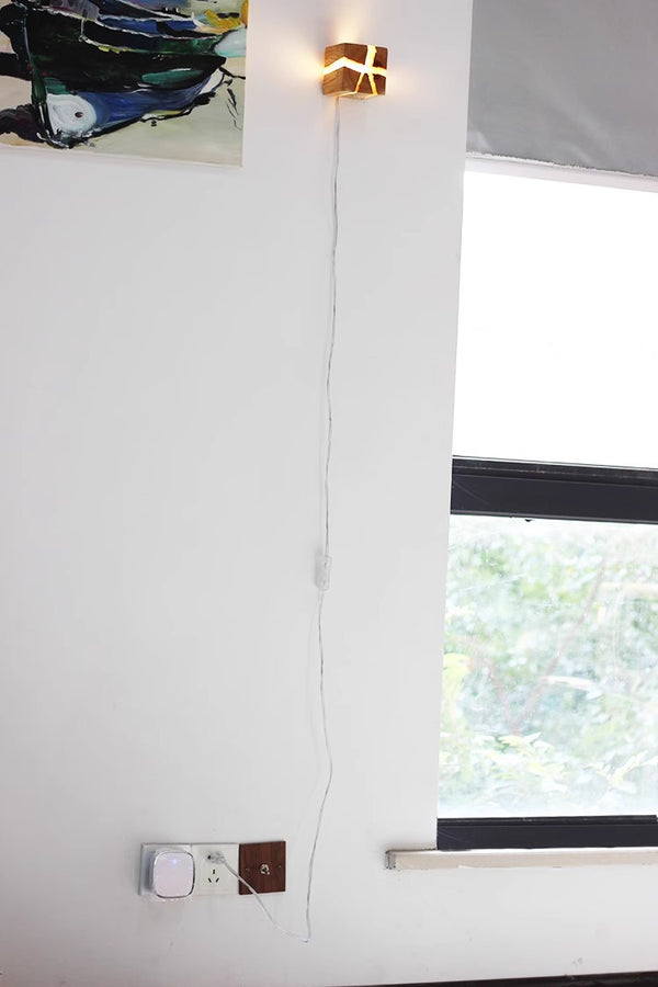 Wandleuchte aus rissigem Massivholz