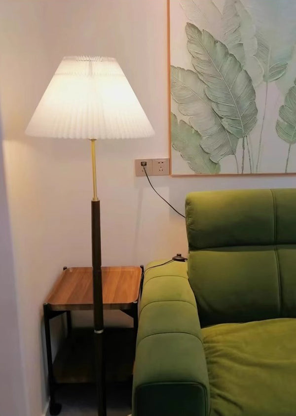 Stehlampe aus Walnussholz mit Plissee
