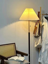 Stehlampe aus Walnussholz mit Plissee