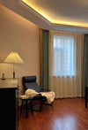 Stehlampe aus Walnussholz mit Plissee