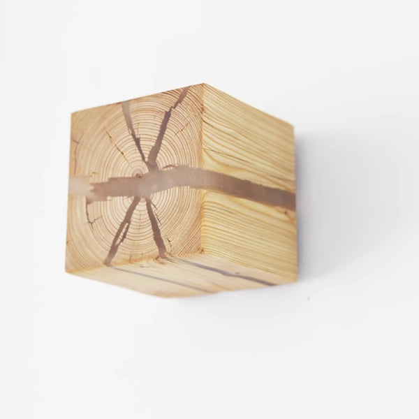 Wandleuchte aus rissigem Massivholz