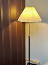 Stehlampe aus Walnussholz mit Plissee