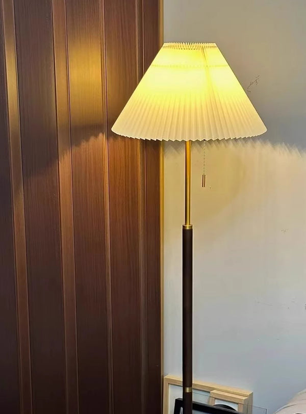 Stehlampe aus Walnussholz mit Plissee