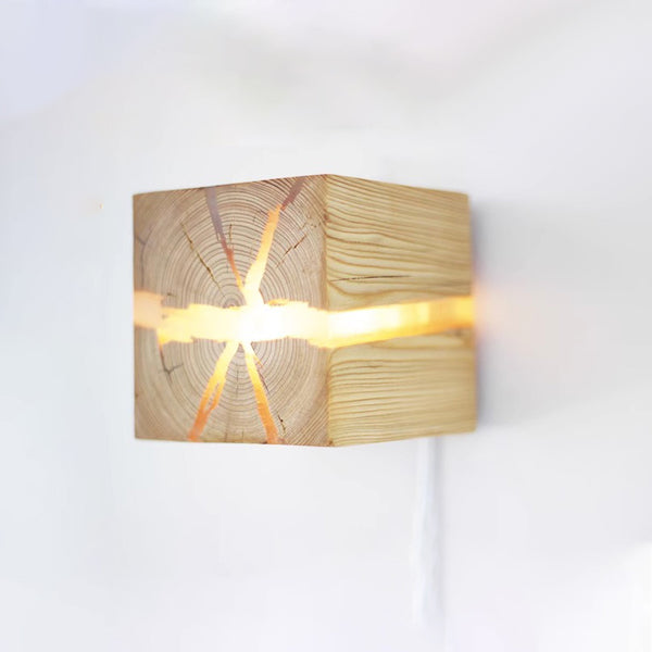 Wandleuchte aus rissigem Massivholz