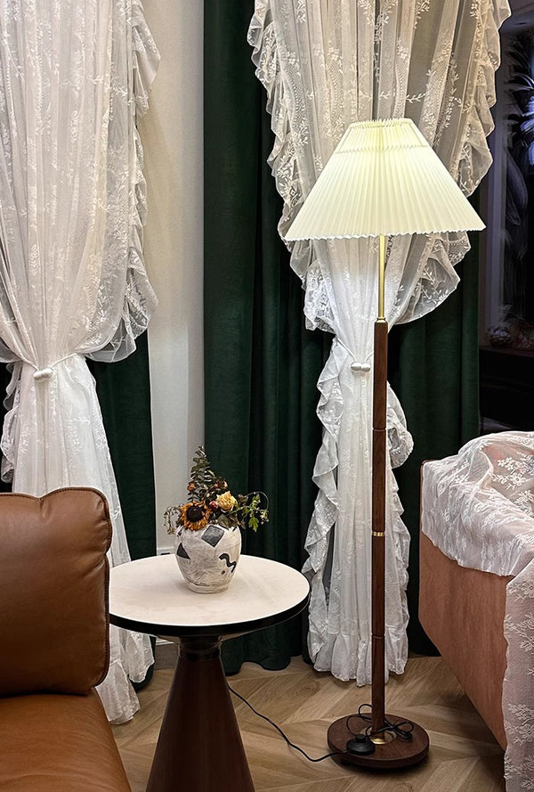 Stehlampe aus Walnussholz mit Plissee