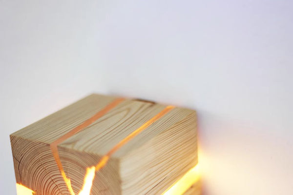 Wandleuchte aus rissigem Massivholz