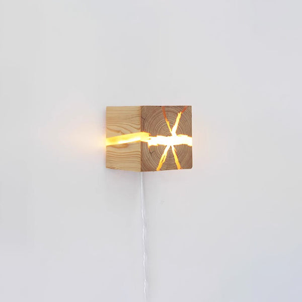 Wandleuchte aus rissigem Massivholz