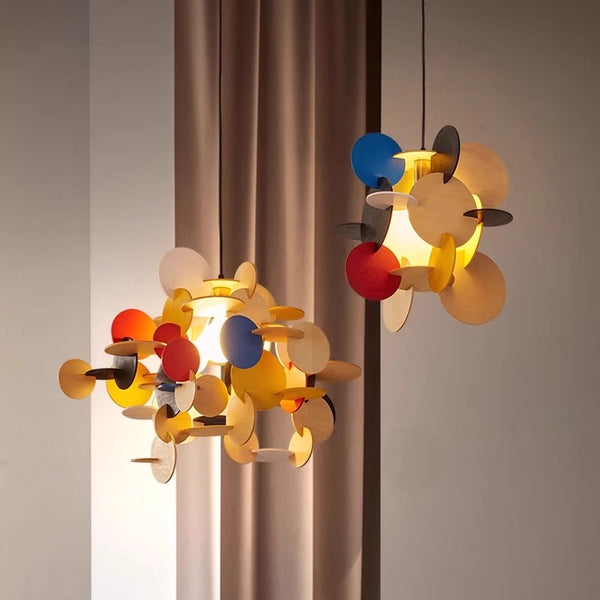 Bunter kreativer Kronleuchter aus Massivholz