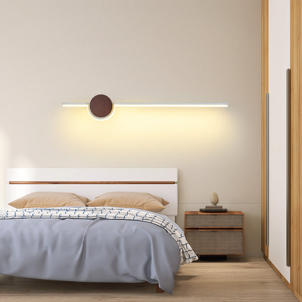 Minimalistische LED-Wandleuchte aus Massivholzstreifen