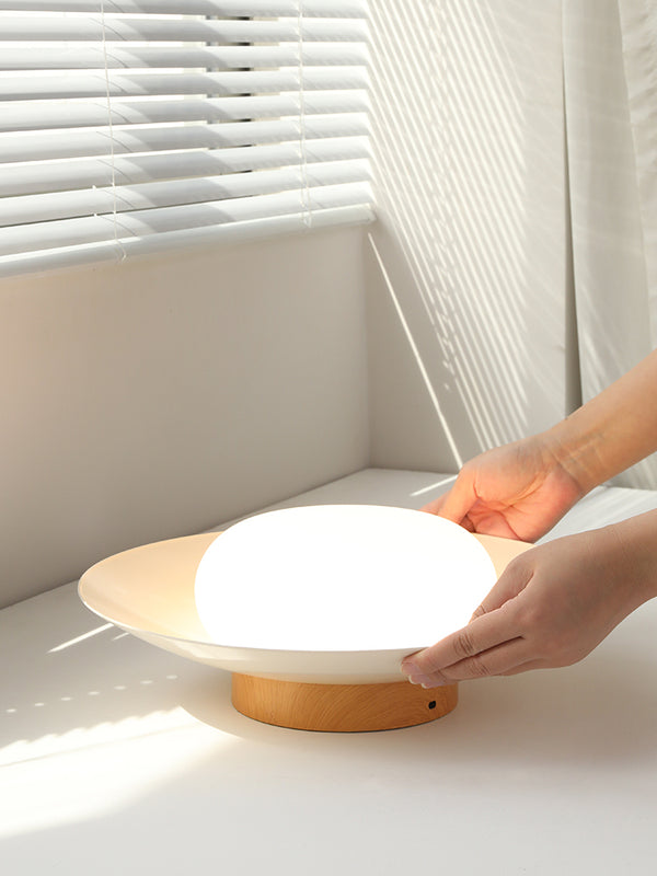 Deckenlampe aus cremefarbenem Strohhut