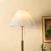 Stehlampe aus Walnussholz mit Plissee