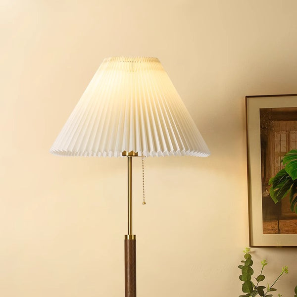 Stehlampe aus Walnussholz mit Plissee