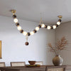 Lustre boule en bois massif à longues bandes de style médiéval