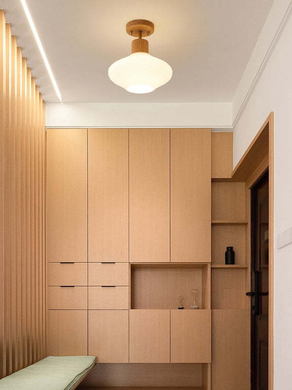 Deckenlampe aus Massivholz im cremefarbenen Stil