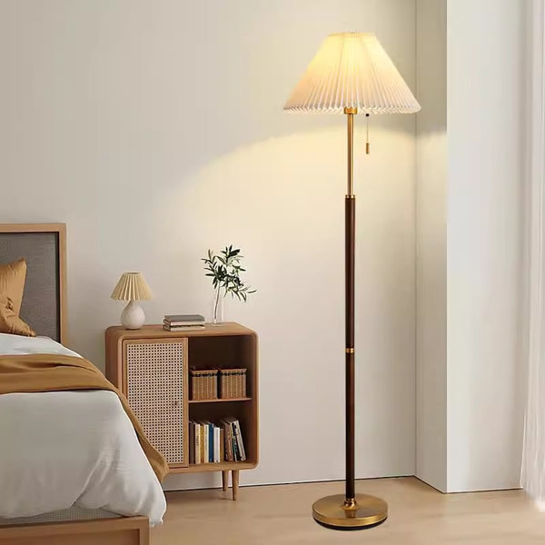 Stehlampe aus Walnussholz mit Plissee