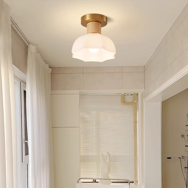 Deckenlampe aus Massivholz im cremefarbenen Stil