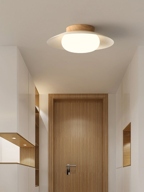 Deckenlampe aus cremefarbenem Strohhut