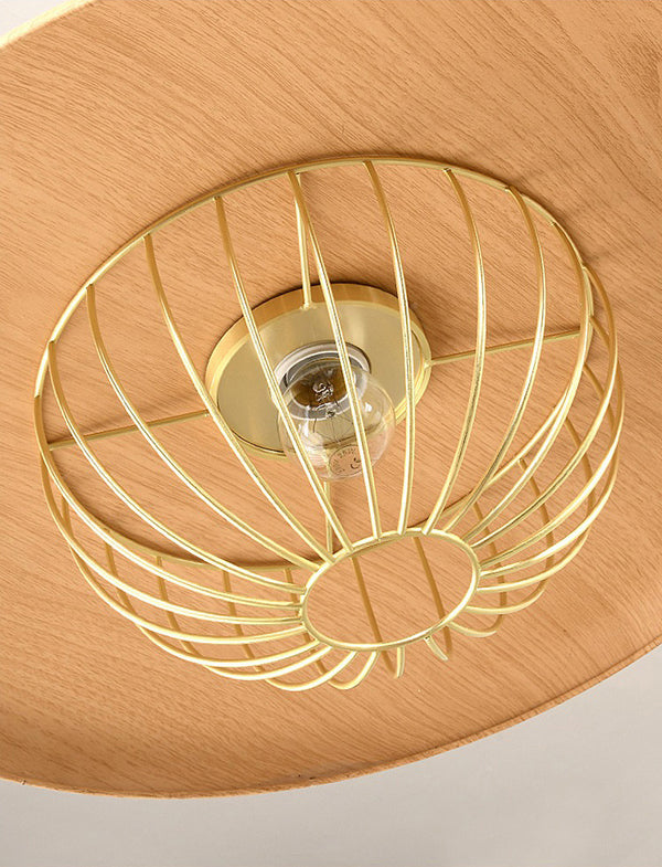 Kreativer Strohhut-Kronleuchter im mittelalterlichen Stil
