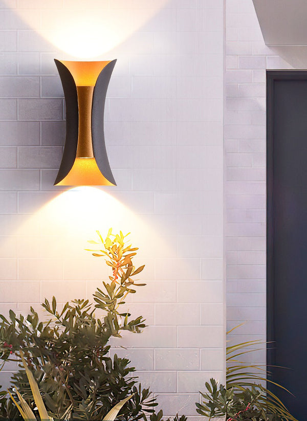 Schlichte LED-Außenwandleuchte für den Garten