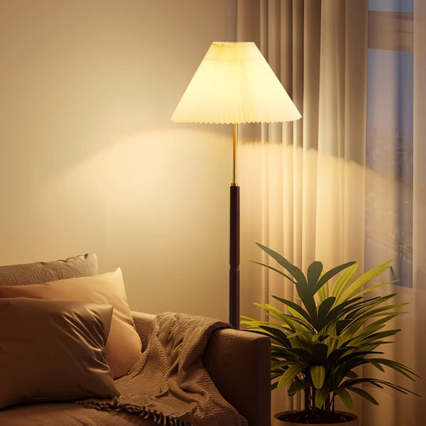 Stehlampe aus Walnussholz mit Plissee
