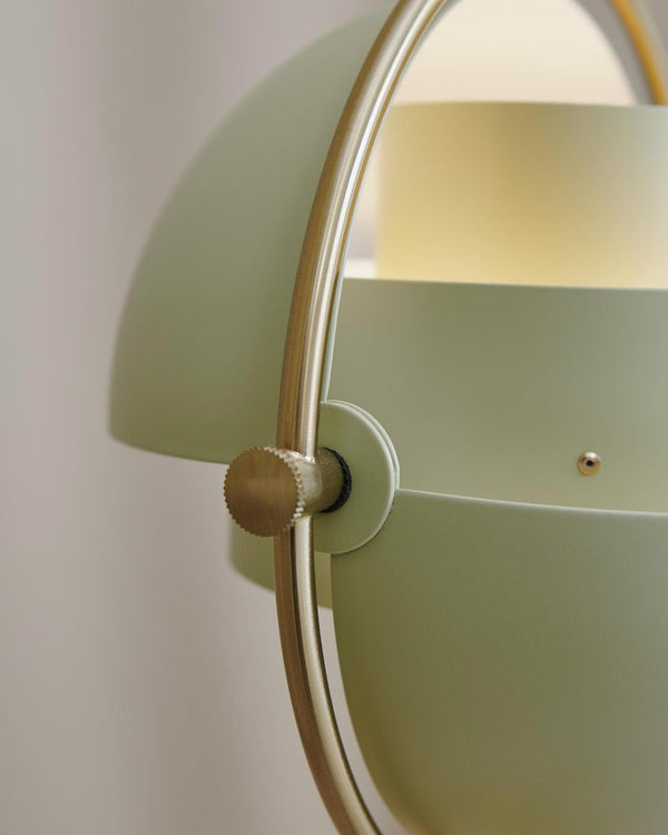 Rotatable spherical table lamp