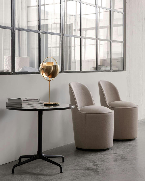 Rotatable spherical table lamp