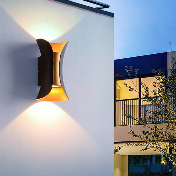 Schlichte LED-Außenwandleuchte für den Garten