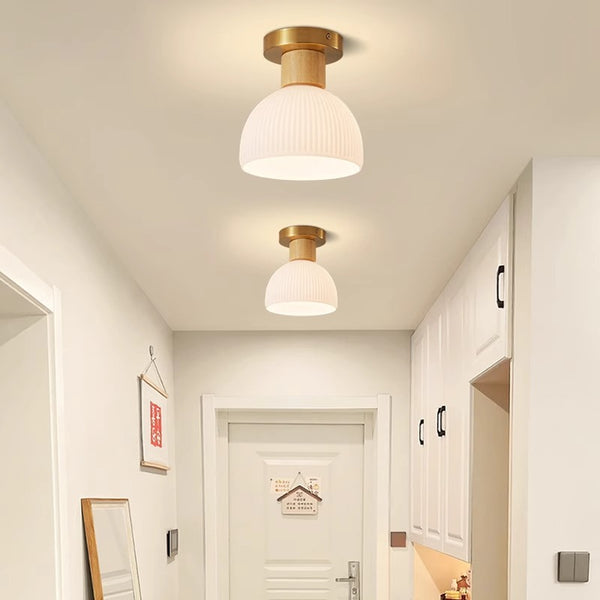 Deckenlampe aus Massivholz im cremefarbenen Stil